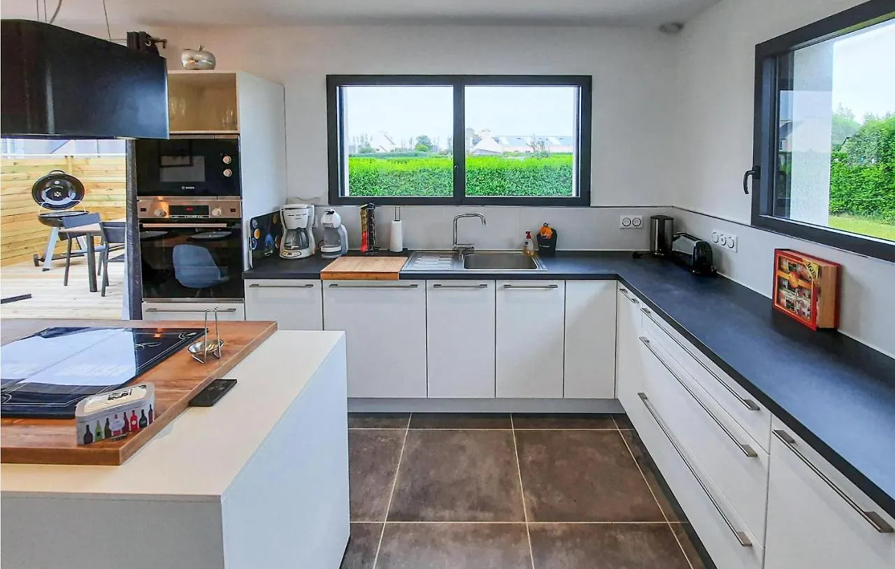 3 Bedroom Awesome Home In Plouguerneau 0*,