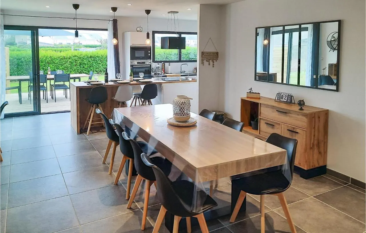 Holiday home 3 Bedroom Awesome Home In Plouguerneau