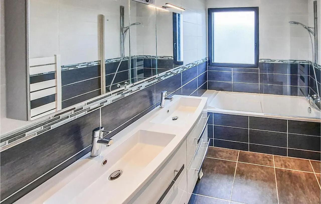 3 Bedroom Awesome Home In Plouguerneau Holiday home