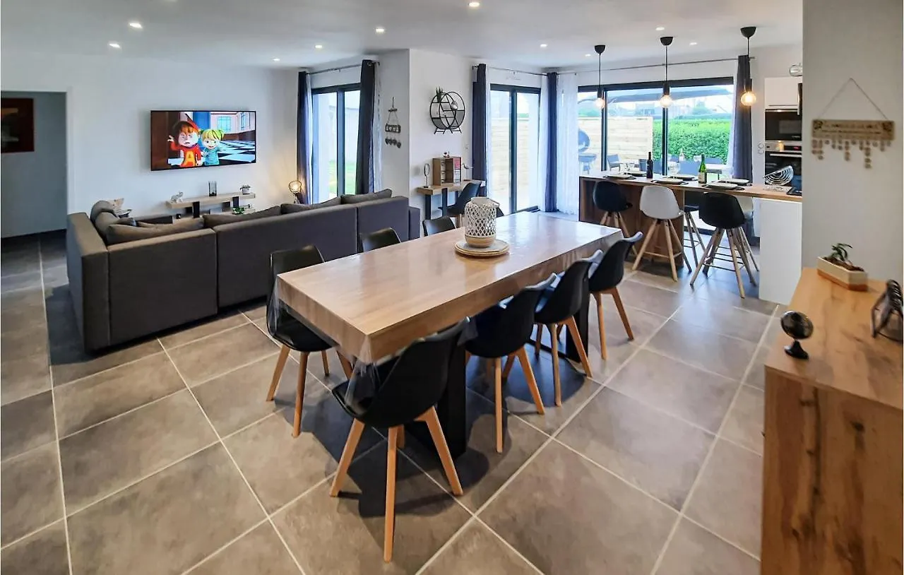3 Bedroom Awesome Home In Plouguerneau France